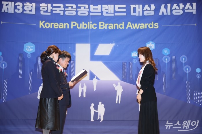 이경선 위드컬처 대표 겸 한국여성벤처협회 이사가 지난달 28일 서울 송파구 광고문화회관에서 개최된 '제3회 한국공공브랜드 대상'에서 정책 브랜드 부문 최우수상, 관광 브랜드 부문에서 대상을 각각 수상했다. 사진=위드컬처