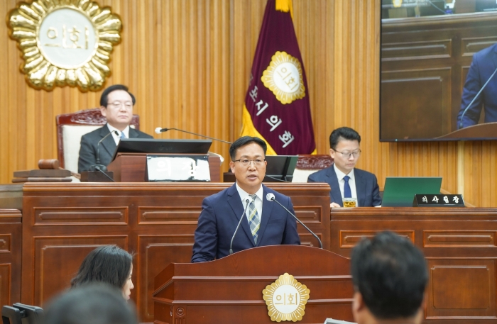 조석훈 목포시장 권한대행이 2일 목포시의회 제401회 제2차 정례회에서 2026년도 예산안 제안 설명 시정연설을 통해 내년도 재정 운영 방향과 주요 편성 내용을 밝히고 있다.