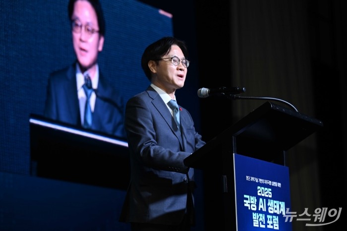 김정관 산업통상부 장관이 3일 오전 서울 용산구 그랜드하얏트호텔에서 열린 국방 AI 생태계 발전 포럼에서 축사를 하고 있다. 사진=강민석 기자 kms@newsway.co.kr