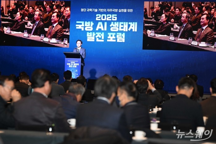 김정관 산업통상부 장관이 3일 오전 서울 용산구 그랜드하얏트호텔에서 열린 국방 AI 생태계 발전 포럼에서 축사를 하고 있다. 사진=강민석 기자 kms@newsway.co.kr