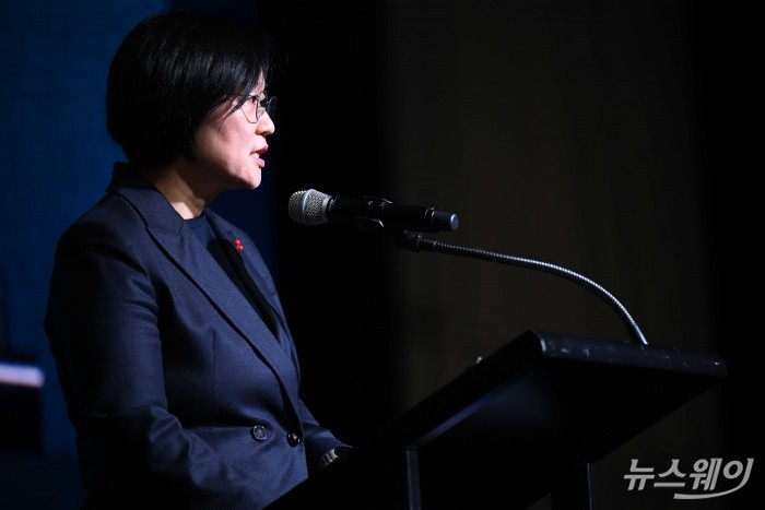 한성숙 중소벤처기업부 장관이 3일 오전 서울 용산구 그랜드하얏트호텔에서 열린 국방 AI 생태계 발전 포럼에서 축사를 하고 있다. 사진=강민석 기자 kms@newsway.co.kr