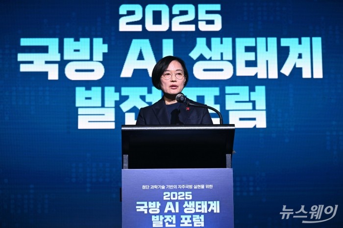 한성숙 중소벤처기업부 장관이 3일 오전 서울 용산구 그랜드하얏트호텔에서 열린 국방 AI 생태계 발전 포럼에서 축사를 하고 있다. 사진=강민석 기자 kms@newsway.co.kr