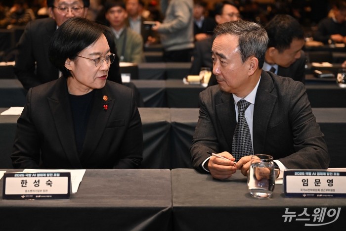 (오른쪽)임문영 국가인공지능전략위원회 상근 부위원장과 한성숙 중소벤처기업부 장관이 3일 오전 서울 용산구 그랜드하얏트호텔에서 열린 국방 AI 생태계 발전 포럼에서 대화를 하고 있다. 사진=강민석 기자 kms@newsway.co.kr