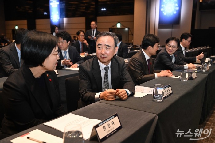 (오른쪽)임문영 국가인공지능전략위원회 상근 부위원장과 한성숙 중소벤처기업부 장관이 3일 오전 서울 용산구 그랜드하얏트호텔에서 열린 국방 AI 생태계 발전 포럼에서 대화를 하고 있다. (왼쪽부터)한 중기부 장관, 임 위원장, 안규백 국방부 장관, 김정관 산업통상부 장관 등 사진=강민석 기자 kms@newsway.co.kr