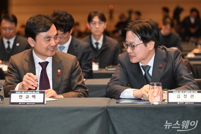 (왼쪽)안규백 국방부 장관과 김정관 산업통상부 장관이 3일 오전 서울 용산구 그랜드하얏트호텔에서 열린 국방 AI 생태계 발전 포럼에서 대화를 하고 있다. 사진=강민석 기자 kms@newsway.co.kr