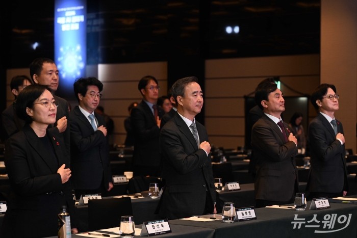 (오른쪽 세 번째)임문영 국가인공지능전략위원회 상근 부위원장을 비롯한 참석자들이 3일 오전 서울 용산구 그랜드하얏트호텔에서 열린 국방 AI 생태계 발전 포럼에서 국민의례를 하고 있다. (왼쪽부터)한성숙 중소벤처기부 장관, 임 위원장, 안규백 국방부 장관, 김정관 산업통상부 장관. 사진=강민석 기자 kms@newsway.co.kr