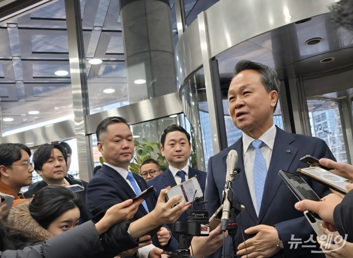 진옥동 신한금융지주 회장이 4일 오전 신한은행 본점에서 기자들과 만나 연임에 도전하는 각오를 밝히고 있다. 사진=박경보 기자