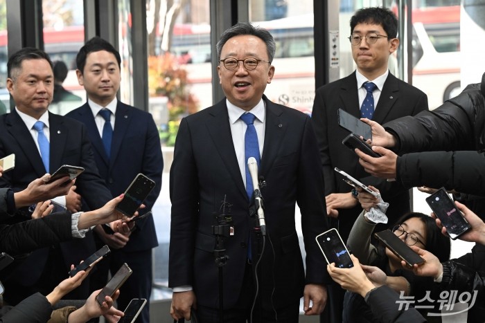 정상혁 신한은행장이 4일 오전 서울 중구 신한금융그룹 신한금융지주회사 사옥에서 열린 신한금융지주 회장후보추천위원회에 참석하기 앞서 취재진의 질문에 답변을 하고 있다. 사진=강민석 기자 kms@newsway.co.kr