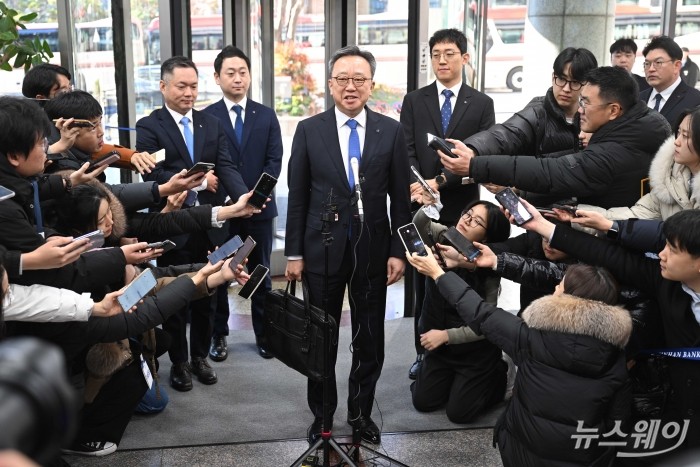 정상혁 신한은행장이 4일 오전 서울 중구 신한금융지주회사 사옥에서 열린 신한금융지주 회장후보추천위원회에 참석하기 앞서 취재진의 질문에 답변을 하고 있다. 사진=강민석 기자 kms@newsway.co.kr