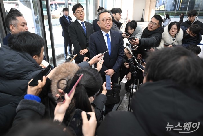 정상혁 신한은행장이 4일 오전 서울 중구 신한금융지주회사 사옥에서 열린 신한금융지주 회장후보추천위원회에 참석하기 앞서 취재진의 질문에 답변을 하고 있다. 사진=강민석 기자 kms@newsway.co.kr