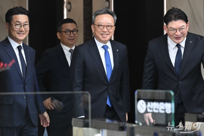 정상혁 신한은행장이 4일 오전 서울 중구 신한금융지주회사 사옥에서 열린 신한금융지주 회장후보추천위원회에 참석하기 앞서 질의응답을 하기 위해 이동하고 있다. 사진=강민석 기자 kms@newsway.co.kr