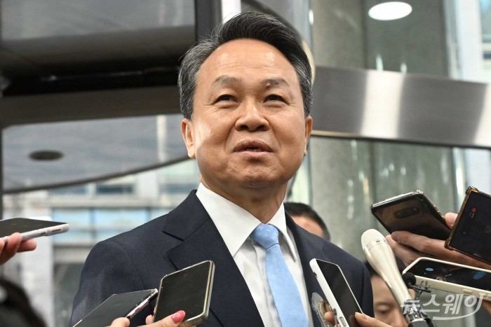 진옥동 신한금융그룹 회장이 4일 오전 서울 중구 신한금융지주회사 사옥에서 열린 신한금융지주 회장후보추천위원회에 참석하기 앞서 취재진의 질문에 답변을 하고 있다. 사진=강민석 기자 kms@newsway.co.kr