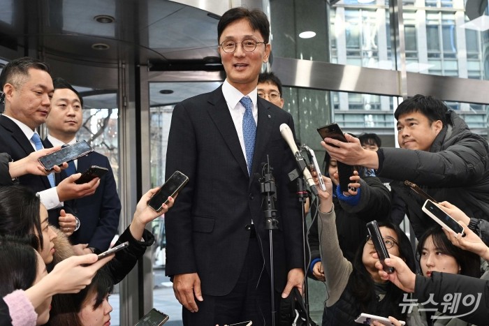 이선훈 신한투자증권 대표이사가 4일 오전 서울 중구 신한금융지주회사 사옥에서 열린 신한금융지주 회장후보추천위원회에 참석하기 앞서 취재진의 질문에 답변을 하고 있다. 사진=강민석 기자 kms@newsway.co.kr