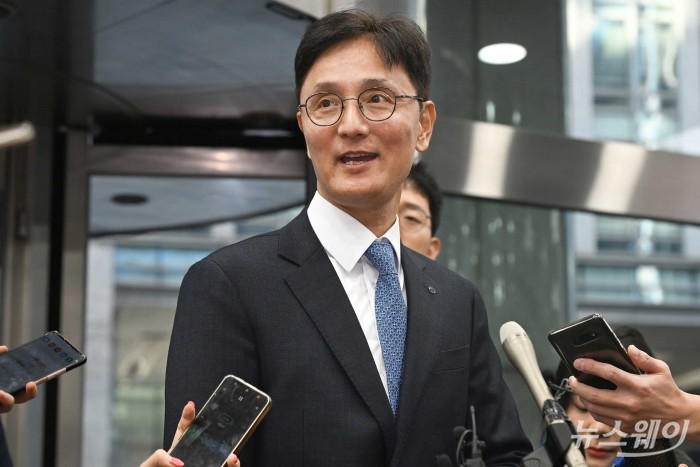 이선훈 신한투자증권 대표이사가 4일 오전 서울 중구 신한금융지주회사 사옥에서 열린 신한금융지주 회장후보추천위원회에 참석하기 앞서 취재진의 질문에 답변을 하고 있다. 사진=강민석 기자 kms@newsway.co.kr