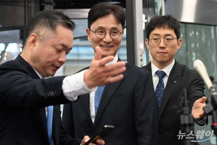 이선훈 신한투자증권 대표이사가 4일 오전 서울 중구 신한금융지주회사 사옥에서 열린 신한금융지주 회장후보추천위원회에 참석하기 앞서 발표장으로 들어서고 있다. 사진=강민석 기자 kms@newsway.co.kr