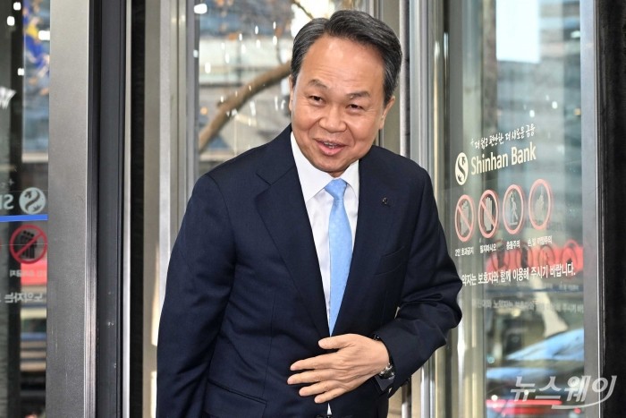 진옥동 신한금융그룹 회장이 4일 오전 서울 중구 신한금융지주회사 사옥에서 열린 신한금융지주 회장후보추천위원회에 참석하기 위해 발표장으로 들어서고 있다. 사진=강민석 기자 kms@newsway.co.kr