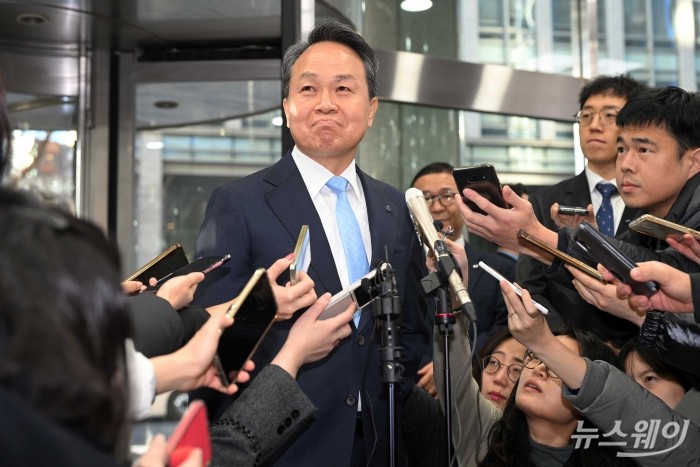 진옥동 신한금융그룹 회장이 4일 오전 서울 중구 신한금융지주회사 사옥에서 열린 신한금융지주 회장후보추천위원회에 참석하기 앞서 취재진의 질문을 경청하고 있다. 사진=강민석 기자 kms@newsway.co.kr