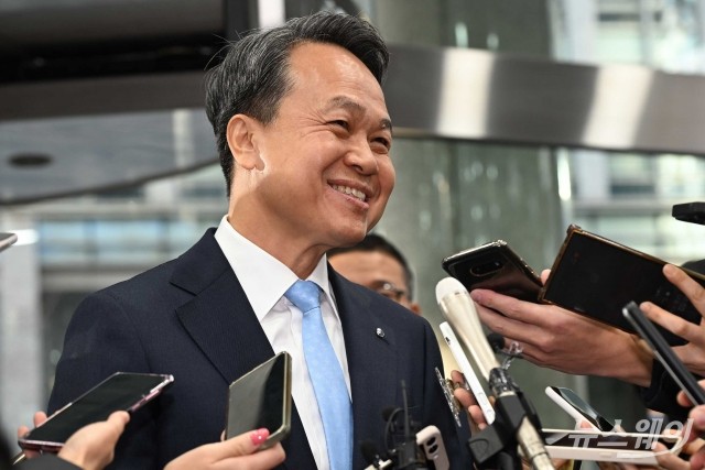 진옥동 신한금융 회장 연임 확정···역대급 호실적 인정받았다