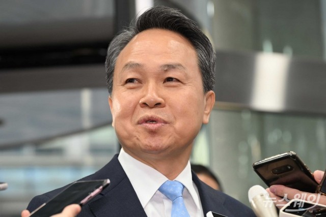 진옥동 회장, 신한금융 3년 더 이끈다..."흠잡을 점 없는 적임자"