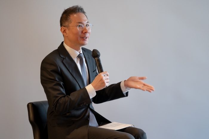 김경훈 오픈AI코리아 총괄 대표가 4일 오전 서울 중구 웨스틴조선호텔에서 열린 기자 간담회에서 질의에 답변하고 있다. 사진=오픈AI코리아 제공