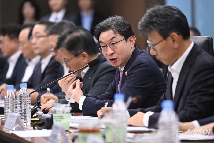 이억원 금융위원장이 4일 오후 서울 중구 대한상공회의소에서 열린 'M.AX 얼라이언스-국민성장펀드 연계 간담회'에서 모두발언을 하고 있다. 사진=강민석 기자 kms@newsway.co.kr