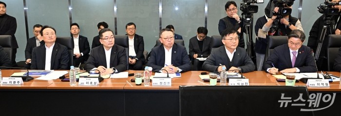 이억원 금융위원장을 비롯한 시중은행장들이 4일 오후 서울 중구 대한상공회의소에서 열린 'M.AX 얼라이언스-국민성장펀드 연계 간담회'에서 김정관 산업통상부 장관의 모두발언을 경청하고 있다. (왼쪽부터)이환주 KB국민은행장, 이호성 하나은행장, 정진완 우리은행장, 박상진 산업은행 회장, 이 위원장. 사진=강민석 기자 kms@newsway.co.kr