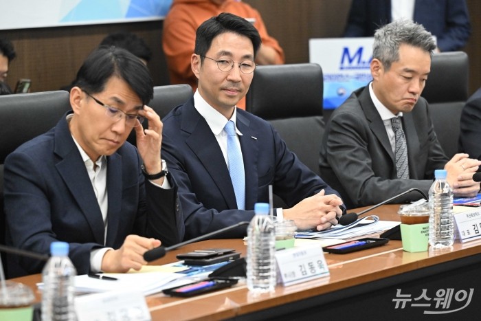 김민표 두산로보틱스 대표가 4일 오후 서울 중구 대한상공회의소에서 열린 'M.AX 얼라이언스-국민성장펀드 연계 간담회'에 참석해 자리하고 있다. (왼쪽부터)김동욱 현대차 부사장, 김 두산로보틱스 대표, 김민혁 SK AX 부사장. 사진=강민석 기자 kms@newsway.co.kr