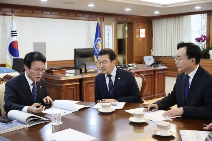 윤병태 나주시장(오른쪽)과 신정훈 국회의원(가운데)이 김민석 국무총리에게 지역 현안을 설명하며 국비 지원을 요청하고 있다. (사진 제공-나주시)