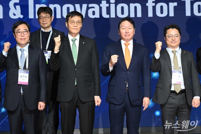 (앞 줄 왼쪽 두 번째)이창용 한국은행 총재와 (앞 줄 오른쪽 두 번째)최태원 대한상공회의소 회장을 비롯한 참석자들이 5일 오후 서울 중구 대한상공회의소에서 열린 '제4회 대한상공회의소-한국은행 세미나'에서 기념촬영을 하고 있다. 사진=강민석 기자 kms@newsway.co.kr