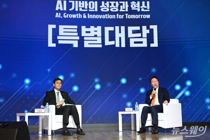 최태원 대한상공회의소 회장이 5일 오후 서울 중구 대한상공회의소에서 열린 '제4회 대한상공회의소-한국은행 세미나' 특별대담에서 발언을 하고 있다. (왼쪽)이창용 한국은행 총재. 사진=강민석 기자 kms@newsway.co.kr