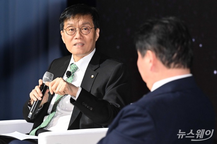이창용 한국은행 총재가 5일 오후 서울 중구 대한상공회의소에서 열린 '제4회 대한상공회의소-한국은행 세미나' 특별대담에서 발언을 하고 있다. (오른쪽)최태원 대한상공회의소 회장. 사진=강민석 기자 kms@newsway.co.kr