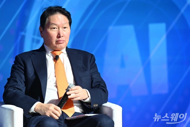 '반도체 빼곤 다 위기'···'법고창신' 최태원, '창업 DNA'로 돌파