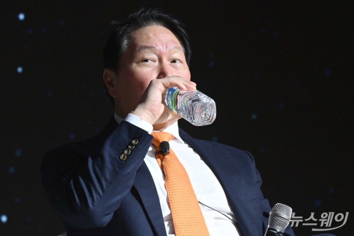 최태원 대한상공회의소 회장이 5일 오후 서울 중구 대한상공회의소에서 열린 '제4회 대한상공회의소-한국은행 세미나' 특별대담에서 물을 마시고 있다. 사진=강민석 기자 kms@newsway.co.kr