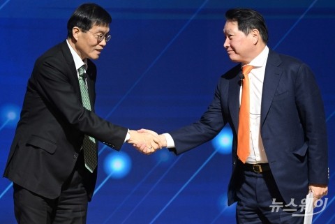특별대담서 악수 나누는 이창용 한은 총재·최태원 대한상의 회장