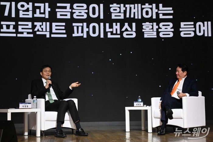 이창용 한국은행 총재가 5일 오후 서울 중구 대한상공회의소에서 열린 '제4회 대한상공회의소-한국은행 세미나' 특별대담에서 발언을 하고 있다. (오른쪽)최태원 대한상공회의소 회장. 사진=강민석 기자 kms@newsway.co.kr