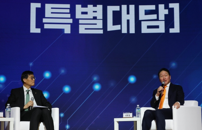 최태원 대한상의 회장(오른쪽)과 이창용 한국은행 총재가 특별대담을 하고 있다. 사진=대한상의 제공