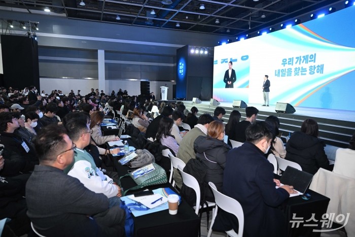 김범석 우아한형제들 최고경영자가 8일 오전 서울 서초구 aT센터에서 열린 2025 배민파트너페스타에서 '배달의민족이 변하고 있는 이유'를 주제로 발표하고 있다. 사진=강민석 기자 kms@newsway.co.kr