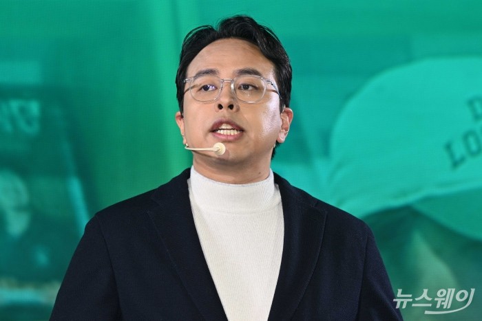 김범석 우아한형제들 최고경영자가 8일 오전 서울 서초구 aT센터에서 열린 2025 배민파트너페스타에서 '배달의민족이 변하고 있는 이유'를 주제로 발표하고 있다. 사진=강민석 기자 kms@newsway.co.kr