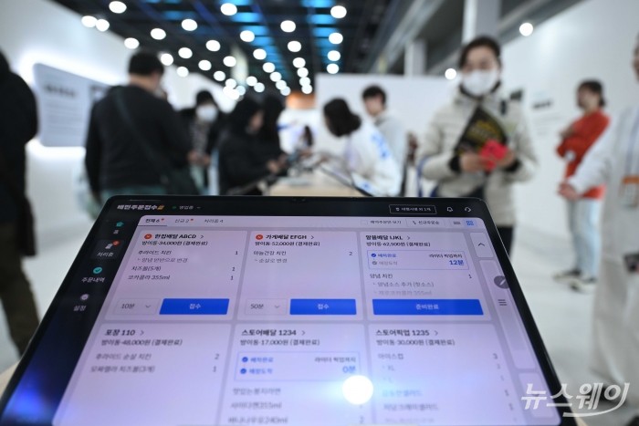 2025 배민파트너페스타가 개막한 8일 오전 서울 서초구 aT센터에서 참관객들이 배민접수 프로그램을 시연하고 있다. 사진=강민석 기자 kms@newsway.co.kr