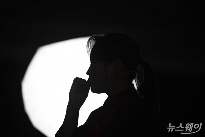 정지선 티엔미미 오너셰프가 8일 오후 서울 서초구 aT센터에서 열린 2025 배민파트너페스타에 마련된 'AI 셰프와 전문 셰프의 요리 대결'에서 음식을 소개하고 있다. 사진=강민석 기자 kms@newsway.co.kr