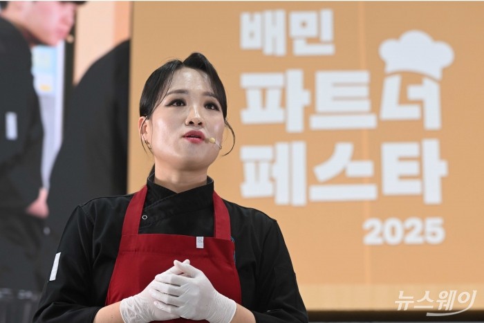 정지선 티엔미미 오너셰프가 8일 오후 서울 서초구 aT센터에서 열린 2025 배민파트너페스타에 마련된 'AI 셰프와 전문 셰프의 요리 대결'에서 음식을 소개하고 있다. 사진=강민석 기자 kms@newsway.co.kr