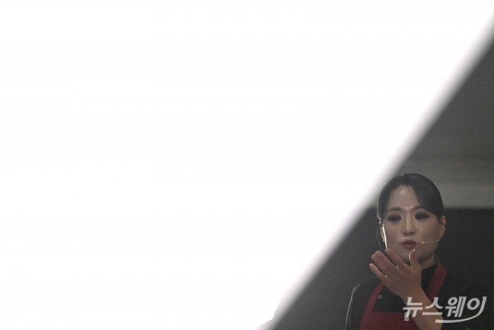 정지선 티엔미미 오너셰프가 8일 오후 서울 서초구 aT센터에서 열린 2025 배민파트너페스타에 마련된 'AI 셰프와 전문 셰프의 요리 대결'에서 음식을 소개하고 있다. 사진=강민석 기자 kms@newsway.co.kr