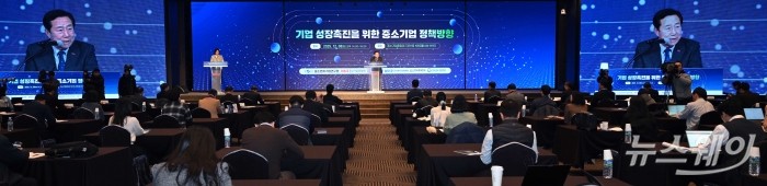 김기문 중소기업중앙회장이 8일 오후 서울 여의도 중소기업중앙회에서 열린 기업 성장촉진을 위한 중소기업 정책방향에서 환영사를 하고 있다. 사진=강민석 기자 kms@newsway.co.kr