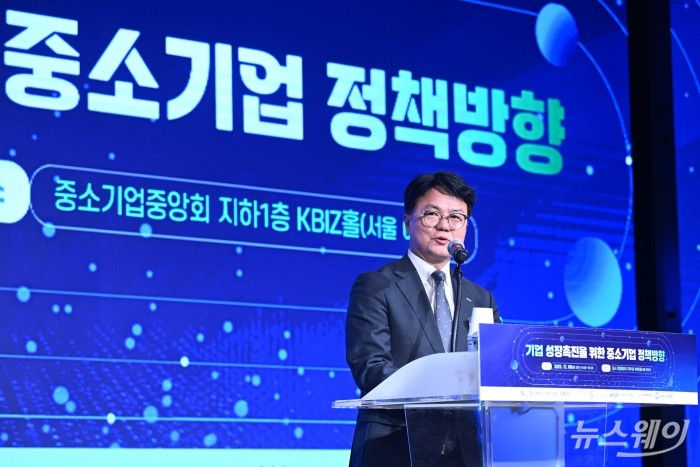 조주현 중소벤처기업연구원장이 8일 오후 서울 여의도 중소기업중앙회에서 열린 기업 성장촉진을 위한 중소기업 정책방향 행사에서 개회사를 하고 있다. 사진=강민석 기자 kms@newsway.co.kr