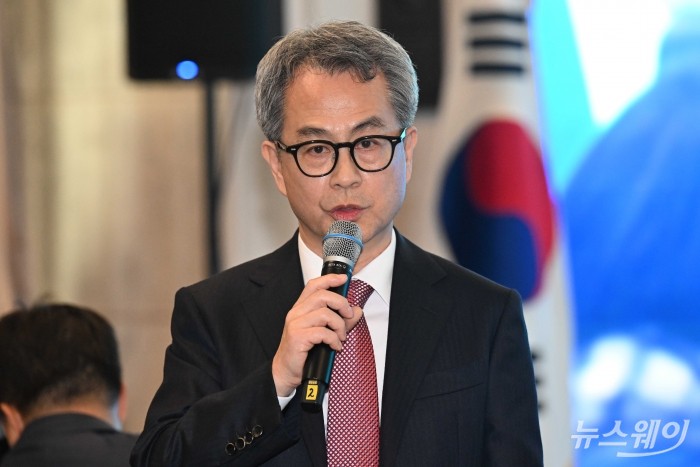 임현규 KT CSHO가 9일 오전 서울 중구 한국프레스센터에서 열린 제2회 안전문화혁신대상 시상식에서 대기업 부문 대상을 수상한 뒤 소감을 밝히고 있다. 사진=강민석 기자 kms@newsway.co.kr