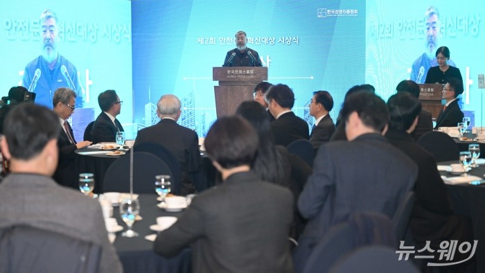 김동명 한국노동조합총연맹 위원장이 9일 오전 서울 중구 한국프레스센터에서 열린 제2회 안전문화혁신대상 시상식에서 축사를 하고 있다. 사진=강민석 기자 kms@newsway.co.kr