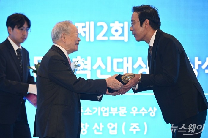 손경식 한국경영자총협회 회장이 9일 오전 서울 중구 한국프레스센터에서 열린 제2회 안전문화혁신대상 시상식에서 차석주 경창산업 대표이사에게 중견중소기업 부문 우수상을 수여하고 있다. 사진=강민석 기자 kms@newsway.co.kr