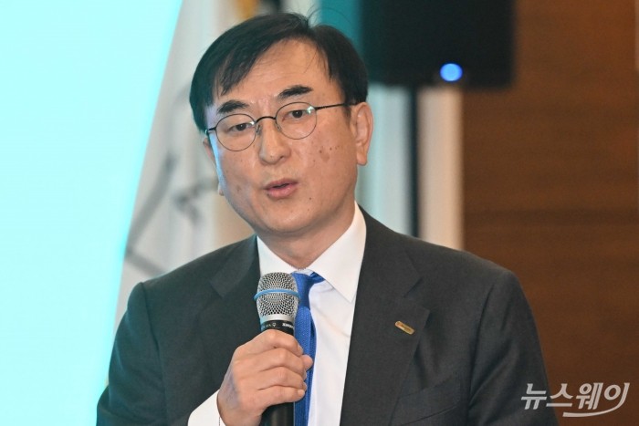 박창기 동방 대표이사가 9일 오전 서울 중구 한국프레스센터에서 열린 제2회 안전문화혁신대상 시상식에서 중견·중소기업 부문 대상을 수상한 뒤 소감을 밝히고 있다. 사진=강민석 기자 kms@newsway.co.kr