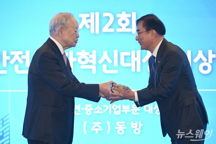 손경식 한국경영자총협회 회장이 9일 오전 서울 중구 한국프레스센터에서 열린 제2회 안전문화혁신대상 시상식에서 박창기 동방 대표이사에게 중견중소기업 부문 대상을 수여하고 있다. 사진=강민석 기자 kms@newsway.co.kr