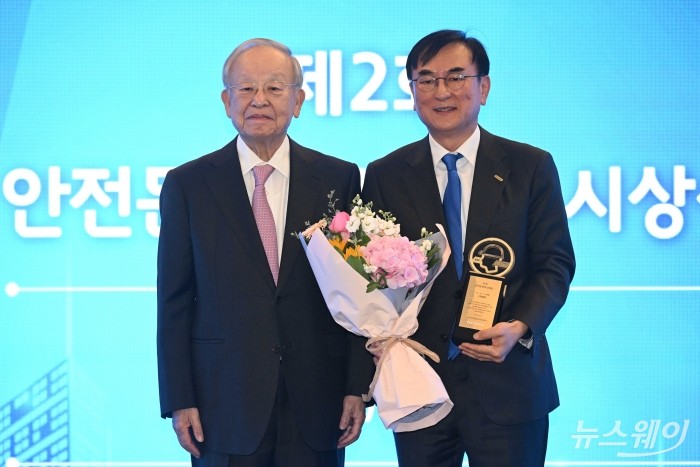 손경식 한국경영자총협회 회장이 9일 오전 서울 중구 한국프레스센터에서 열린 제2회 안전문화혁신대상 시상식에서 박창기 동방 대표이사에게 중견중소기업 부문 대상을 수여한 뒤 기념촬영을 하고 있다. 사진=강민석 기자 kms@newsway.co.kr